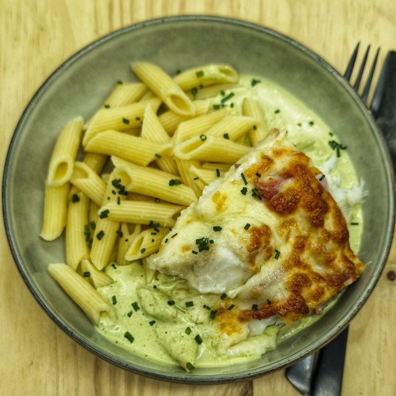 Cabillaud gratiné à la sauce pesto basilic, jambon cru, mozzarella et pâtes