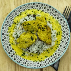 Colombo de poulet au lait de coco, riz, noix de cajou et raisins secs