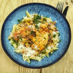 Pâtes sauce crémeuse chorizo, poulet et crevettes sautés à l'aneth et paprika, parmesan, zeste de citron