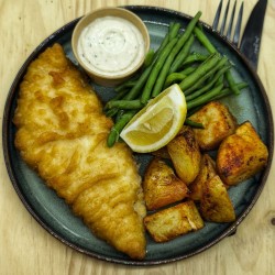 Fish & chips, sauce béarnaise, haricots verts et potatoes maison