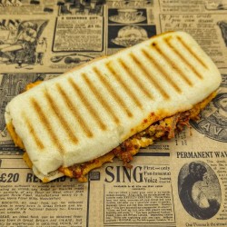 Panini au bœuf haché, cheddar, oignons confits, sauce algérienne