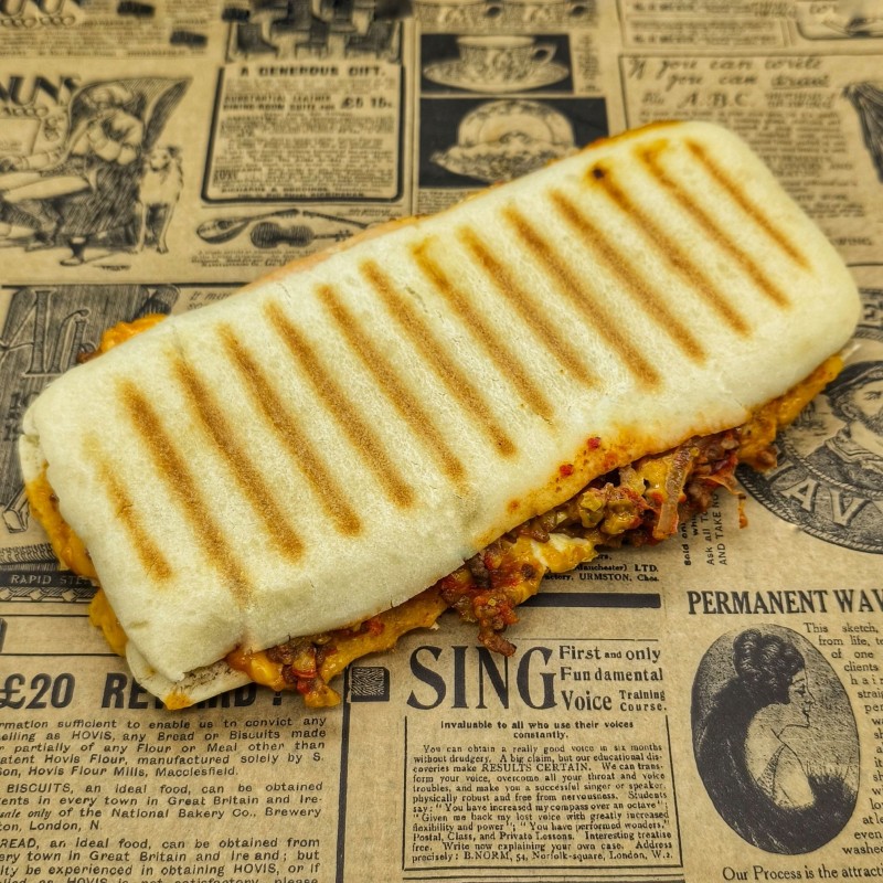 Panini au bœuf haché, cheddar, oignons confits, sauce algérienne