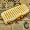 Panini au bœuf haché, cheddar, oignons confits, sauce algérienne
