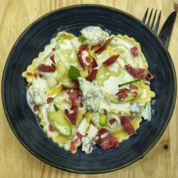 Ravioles épinard ricotta, crémeux de gorgonzola et croustillant de coppa, oignons nouveaux