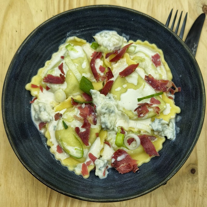 Raviole épinard ricotta, crémeux de gorgonzola et croustillant de coppa, cebette