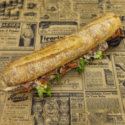 Sandwich Don Camillo :  jambon sec, tomatade, avocat, parmesan, oignons rouges, salade