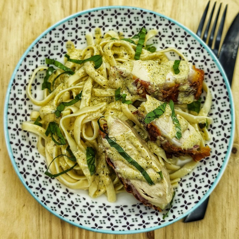 Emincé de poulet façon involtini à la coppa, scamorza fumé et pâtes à la crème de pesto