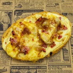 Bruschetta Tartineflette : Pain de campagne, crème, lardons, fromage à raclette, oignons confits