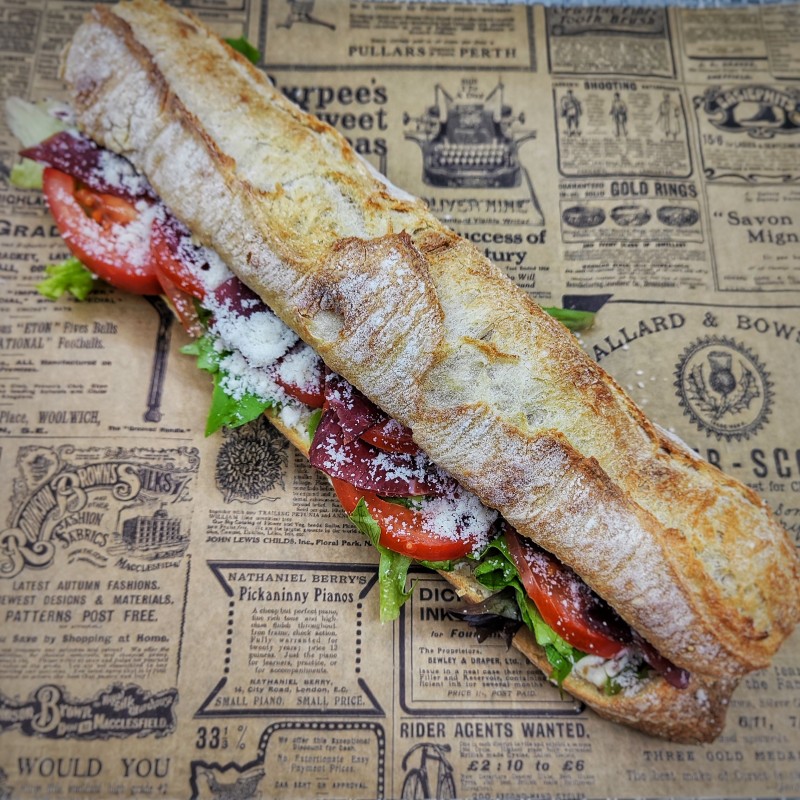 Sandwich Le Napolitano : bœuf séché, sauce mayonnaise oignons frits, parmesan, tomate, salade