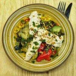 Poulet curry, coco, citron vert et kombawa, nouille de riz, wok de légumes* cacahuète, coriandre