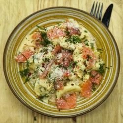 Ravioles au saumon, crème a l'aneth et citron, saumon fumé, baies roses, parmesan, aneth