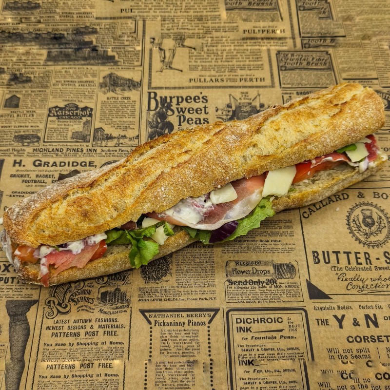 Sandwich Le Milanais : jambon sec, sauce tartare, parmesan, oignons rouges, salade