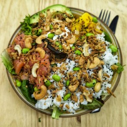 Poke bowl à la truite fumée