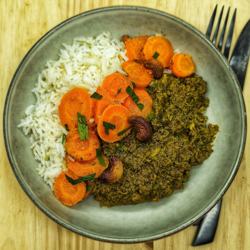 VG / Dahl Makhani aux lentilles, épinards, gingembre, tomates haricots rouges, carottes, riz, noix de cajou