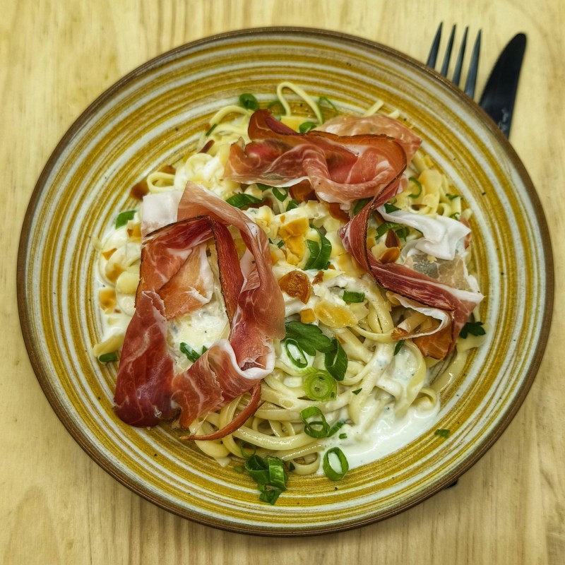 Pâtes au speck, gorgonzola et amandes effilées, basilic