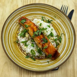 Saumon laqué au miel soja et agrumes, riz cantonnais sans porc (oeuf, petits pois)