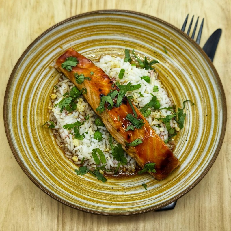 Saumon laqué au miel soja et agrumes, riz cantonnais sans porc (oeuf, petits pois)