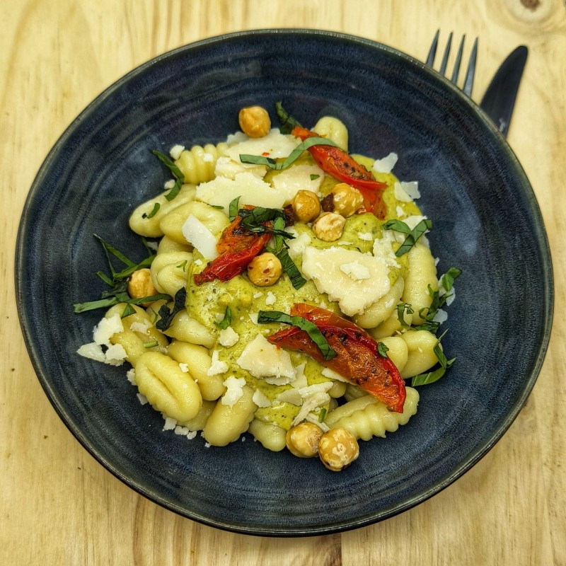VG : Gnocchis à la crème de pesto vert, tomates confites, parmesan, noisettes et basilic frais