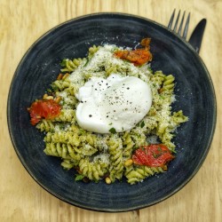 Pâtes au pesto maison, burratina, tomates confites et parmesan