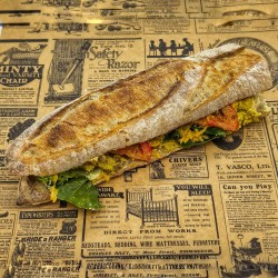 Sandwich Bangalore : Poulet crème curry, oignons rouge, tomates, cheddar et salade