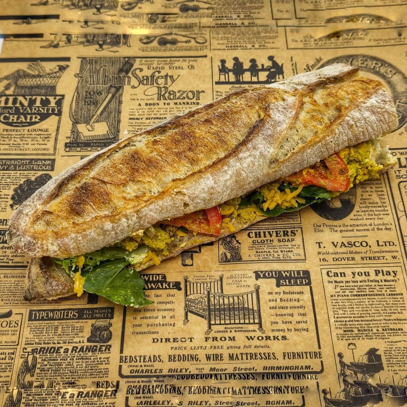 Sandwich Bangalore : Poulet crème curry, oignons rouge, tomates, cheddar et salade