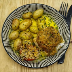 Merlu à la bordelaise sauce safranée, tomate provençale et pommes de terre grenaille persillées