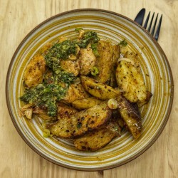 Poulet mariné aux épices sauce chimichurri* et potatoes maison