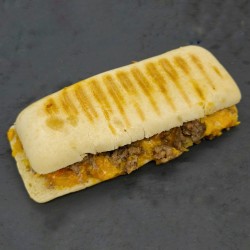 Panini au boeuf haché, sauce classic burger, oignon rouge, cheddar