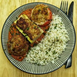 Légumes farcis aux herbes*, sauce tomate et riz