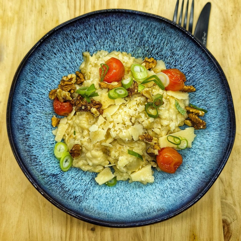 Risotto aux endives, vin blanc, tomates cerises rôties, noix, parmesan copeaux, cébettes