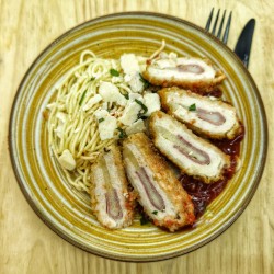 Cordon bleu (poulet bacon), sauce tomate, linguine, basilic frais, parmesan