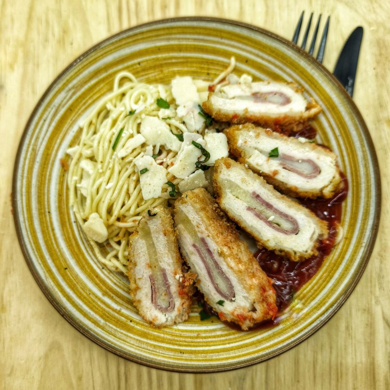 Cordon bleu (poulet bacon), sauce tomate, linguine, basilic frais, parmesan