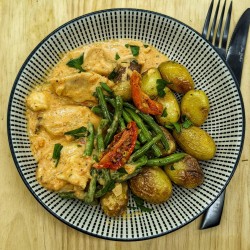 Poulet à la crème de tomates séchées et pomme de terre grenaille et haricots verts persillés