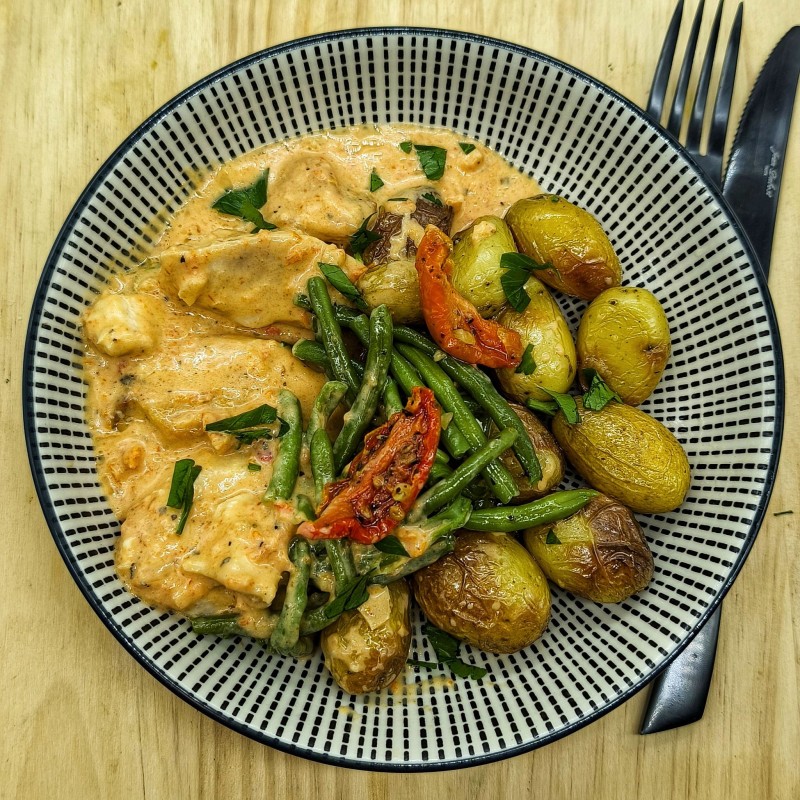 Poulet à la crème de tomates séchées et pomme de terre grenaille et haricots verts persillés