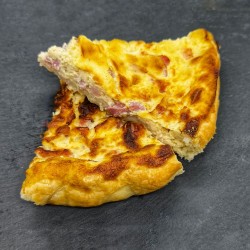 Tarte poulet aux champignons, courgettes, poivrons, crème de tomates séchées, mozzarella