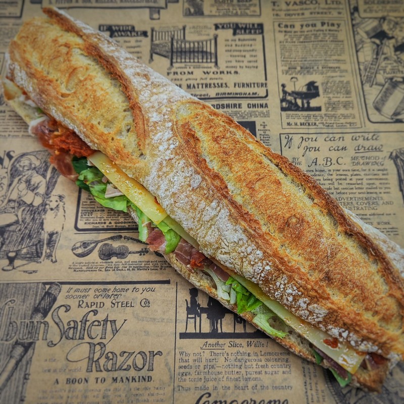 Sandwich Tomato : jambon cru, comté rapé, tomatade, salade, tomate, oignon rouge