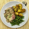 Magret de canard sauce au poivre vert, pomme de terre sautées à la persillade et haricots verts