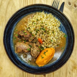 Joue de porc confite au sauterne*, mousseline de patate douce et boulgour