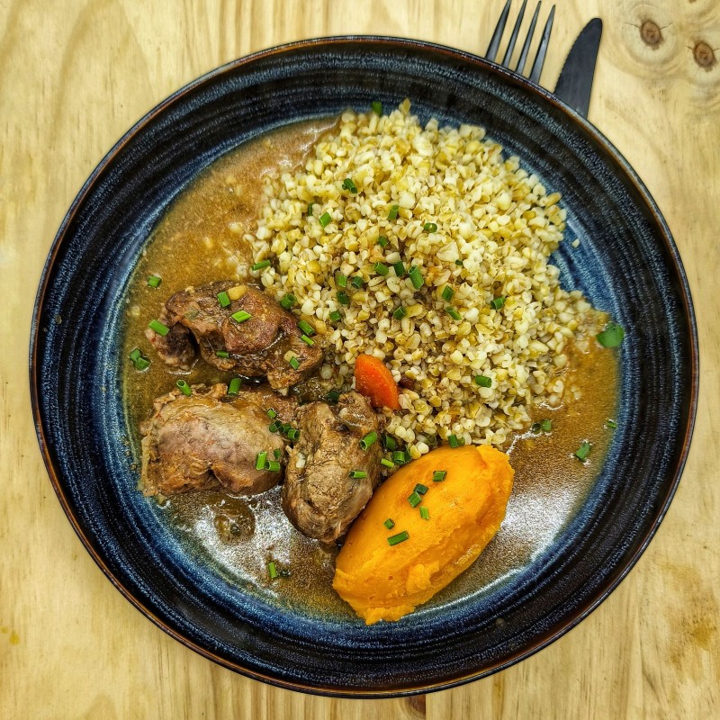 Joue de porc confite au sauterne*, mousseline de patate douce et boulgour