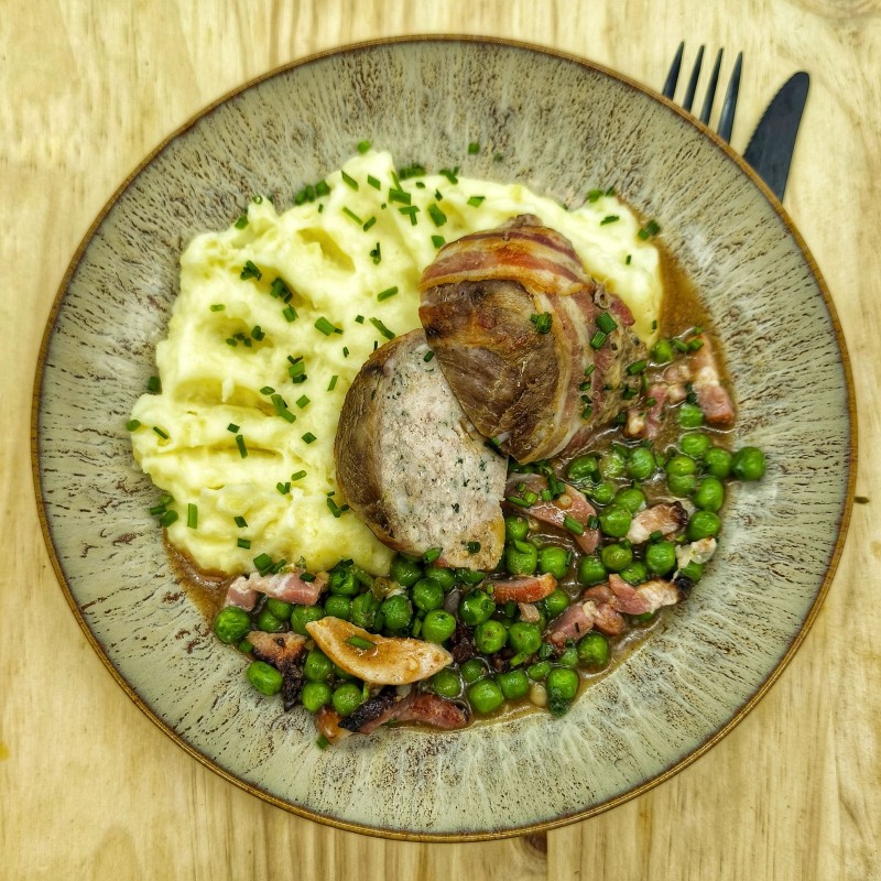 Paupiette de veau et son jus, petits pois aux lardons et purée de pomme de terre