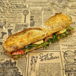 Sandwich Delhi New : poulet, mayonnaise au curry, tomate, oignons rouge, roquette et salade