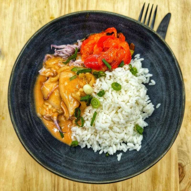 Encornets à l'Armoricaine, riz et poivrons confits au four