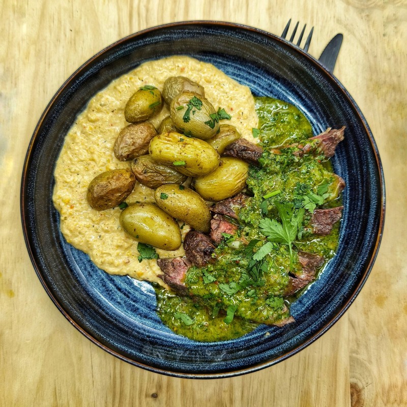 Emincé de boeuf black angus, sauce chimichurri, pomme de terre grenaille*, coriandre et citron vert