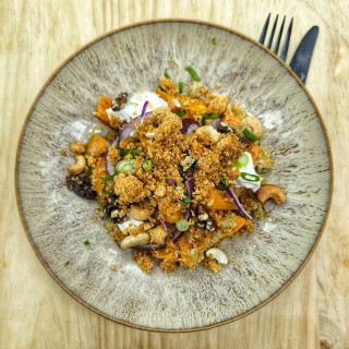 VG : Gratin de patate douce, quinoa, chèvre, oignon rouge, duo de noix, crumble parmesan