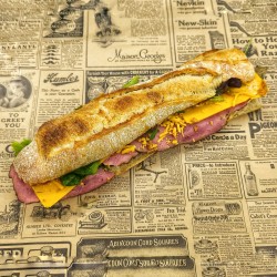 Sandwich Le Brooklyn : bœuf pastrami, sauce au bacon fumé, cheddar fumé, oignons frits, salade