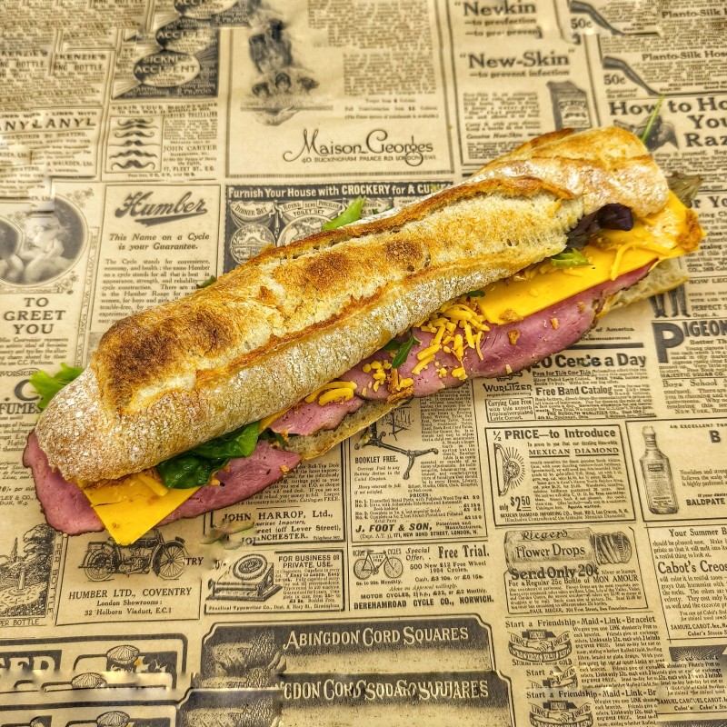 Sandwich Le Brooklyn : bœuf pastrami, sauce au bacon fumé, cheddar fumé, oignons frits, salade
