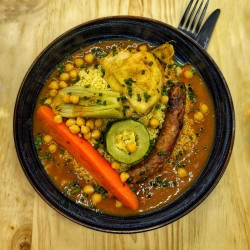 Couscous du chef :  Poulet, merguez, légumes* et semoule