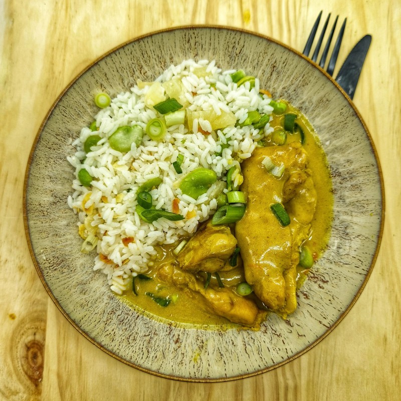 Poulet au curry, riz madras, féves, ananas, amande, cébette