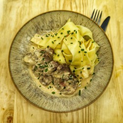 Onglet de veau, sauce au gorgonzola et papardelles et ciboulette