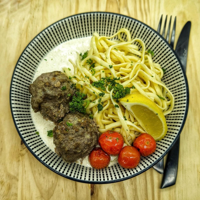 Boulettes de boeuf à l'orientale* , sauce blanche*, linguine, tomates cerises rôties, citron, persil frisé